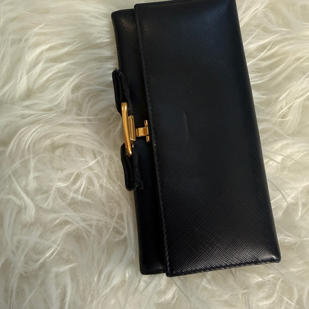 Salvatore Ferragamo Black Leather Vara Bow Wallet with Gold Hardware - Picture 3 of 8